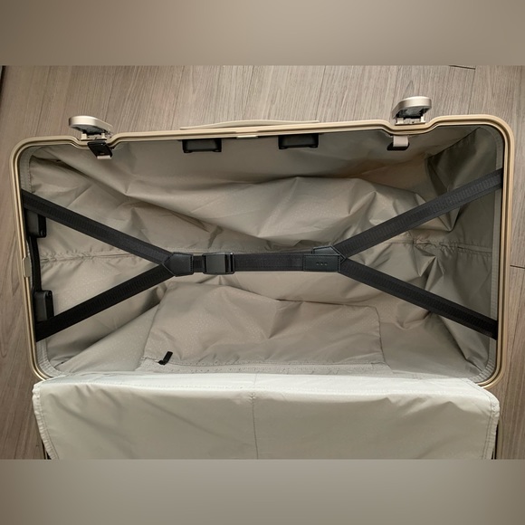 New Hybrid suitcase-trunk w/ telescopic handle, TSA locks & smooth wheels. - Picture 5 of 15